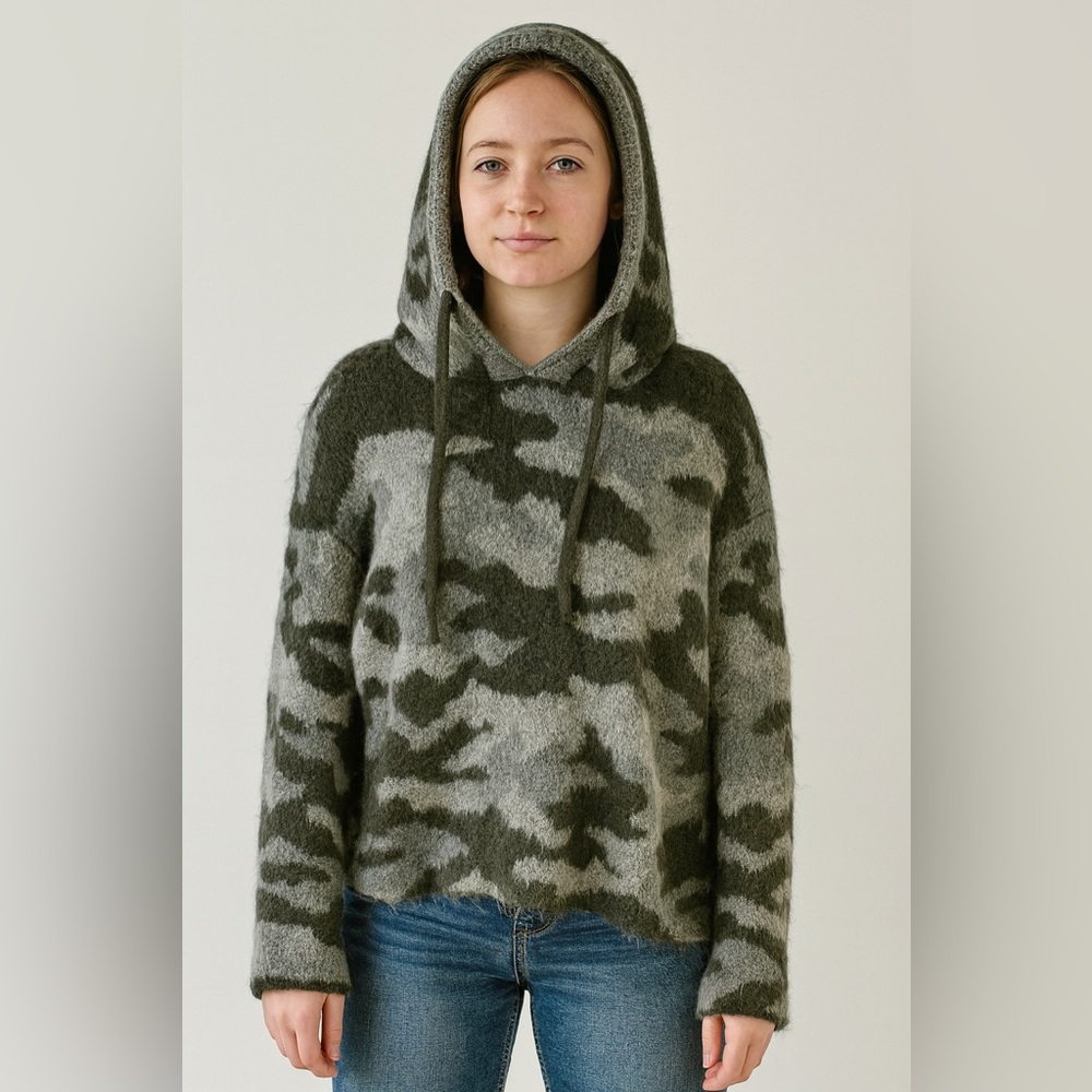 Fuzzy‎ Pullover Hoodie in a green and grey Camouflage Sz S Outdoors  Comfortable